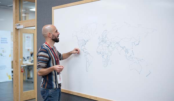 Álvaro Torres dibujando un mapa de clusters SEO en una pizarra