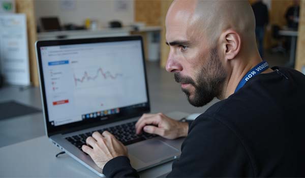 Álvaro Torres cronometrando el tiempo de carga de una web desde un portátil