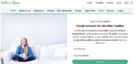 Fotografía de mujer sentada en un sofá blanco en el blog Wellness Mama