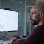 Alvaro Torres revisando gráficos de Search Console y Analytics en su ordenador