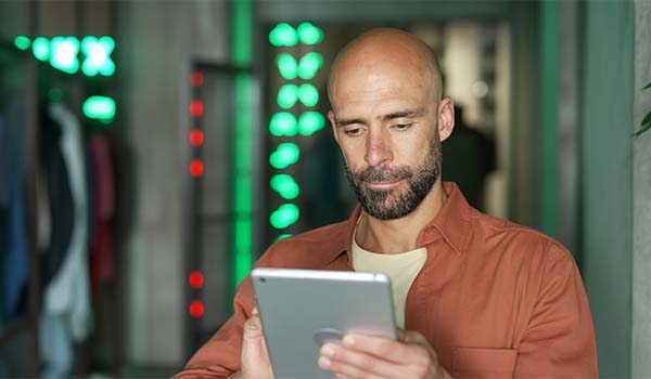 Álvaro Torres analizando el ticket medio de un ecommerce en su portátil
