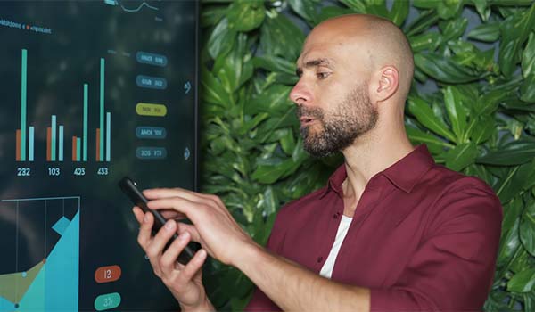 Álvaro Torres analizando un panel de métricas con tráfico por países e idiomas