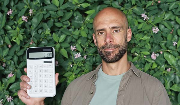 Álvaro Torres calculando el CAC con una calculadora y una libreta