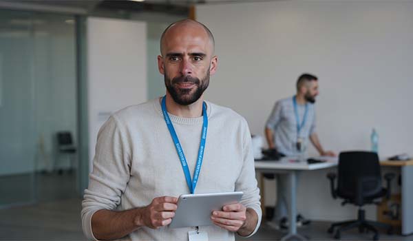 Álvaro Torres marcando con un check una lista de verificación para elegir plugins