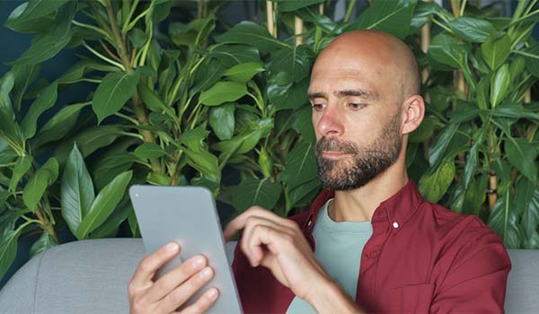 Álvaro Torres configurando conversiones claves en GA4 desde su portátil