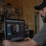 Álvaro Torres editando un vídeo en un portátil con subtítulos en pantalla