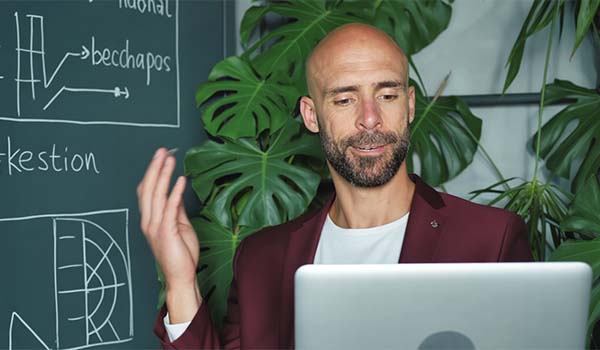 Álvaro Torres explicando un dashboard sencillo en una reunión con su portátil