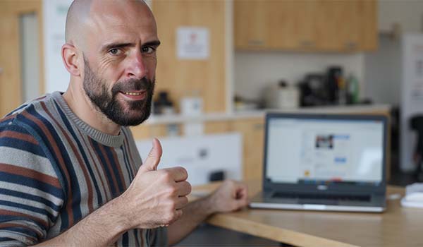 Álvaro Torres mostrando un pulgar arriba mientras configura ajustes de accesibilidad en WordPress
