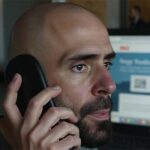 Álvaro Torres llamando por teléfono mientras mira una web con error