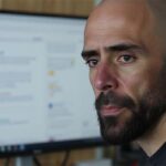 Álvaro Torres revisando Google Search Console con gesto de duda frente al ordenador