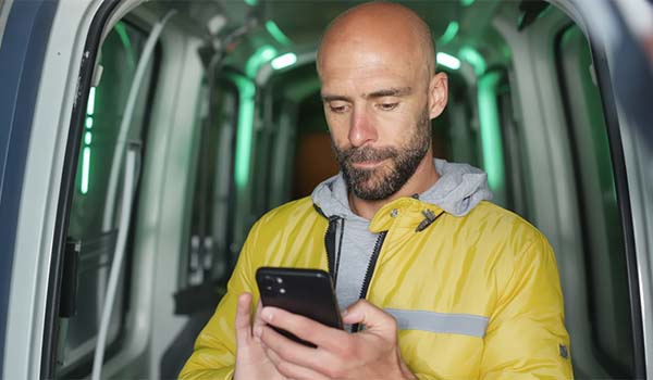 Álvaro Torres revisando el checkout en un móvil para reducir el abandono de carrito