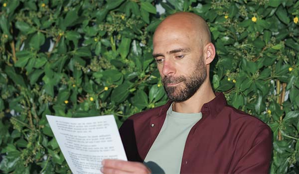Álvaro Torres revisando una traducción con notas de adaptación cultural