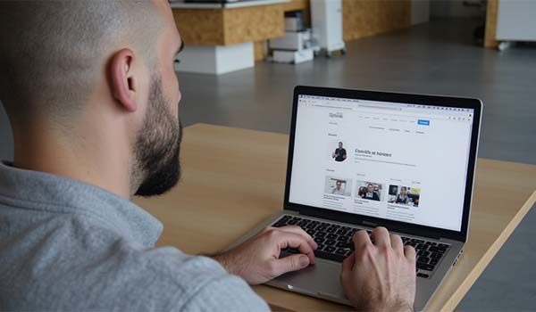 Álvaro Torres usando solo el teclado para navegar por una web en un portátil