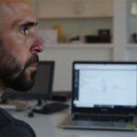 Álvaro Torres revisando actualizaciones de un plugin en WordPress con gesto preocupado