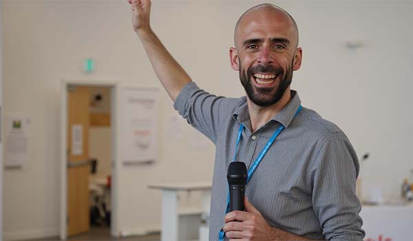 Álvaro Torres celebrando la obtención de un nuevo enlace de un medio relevante