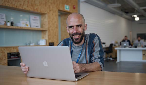 Álvaro Torres en videollamada evaluando la selección de agencia con una lista de criterios