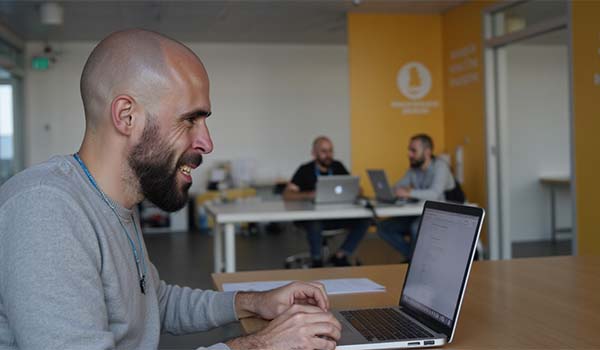 Álvaro Torres redactando un email de outreach en su portátil