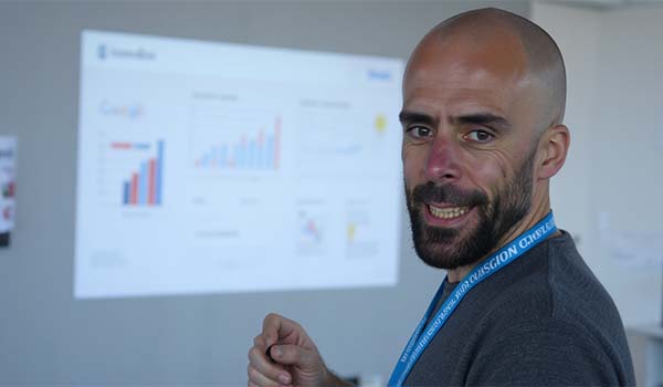 Álvaro Torres midiendo el rendimiento web en un panel con gráficos