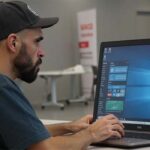 Álvaro Torres observando una gráfica con caída de tráfico en su portátil