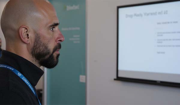 Álvaro Torres revisando un brief creativo en una pizarra con post-its