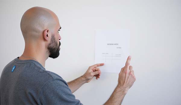 Álvaro Torres señalando una pizarra con una matriz de decisión simple