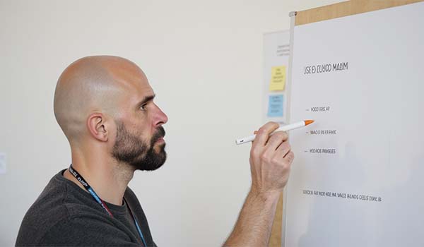 Álvaro Torres marcando una checklist de requisitos del proyecto en su portátil