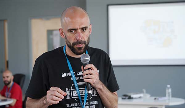 Álvaro Torres revisando métricas de Search Console tras actualizar contenidos