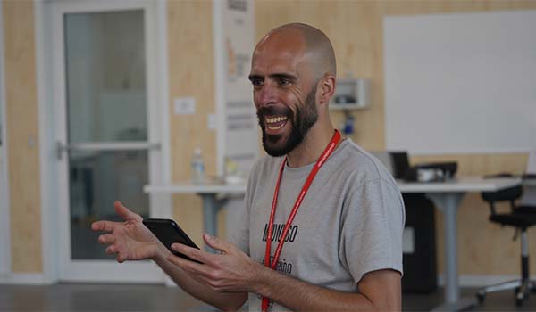 Álvaro Torres compartiendo un artículo actualizado en redes sociales desde su móvil