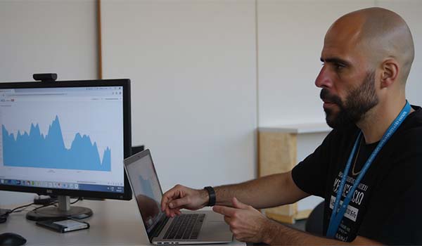 Álvaro Torres mostrando un gráfico ascendente en su portátil tras optimizar campañas
