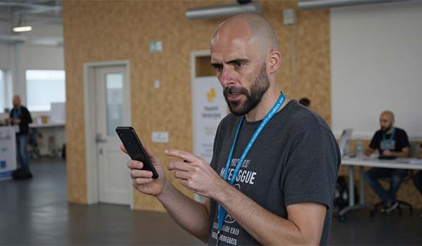 Álvaro Torres probando un formulario en el móvil para validar que el envío se registra