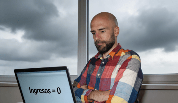 Álvaro Torres mirando un ordenador en el que pone "Ingresos = 0"