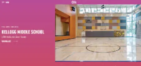 Página de inicio de la web de arquitectura "Ohpd" con fotografía de un terreno de basquet