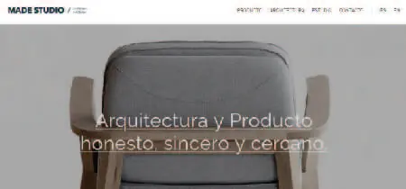 Silla gris y beige en la homepage de la web de arquitectura "Made Studio"