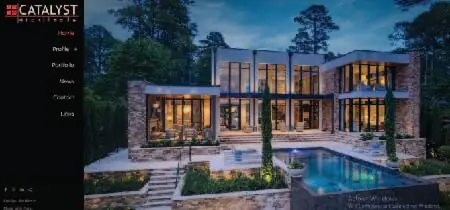 Fotografía de una casa lujosa con piscina en la página web "Catalystarch"