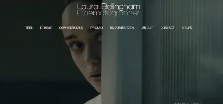 Fotografía de una mujer asomándose tras una pared en la homepage de la página web de Laura Bellingham 