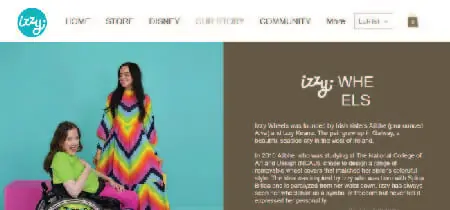 Fotografía de dos mujeres con ropa colorida en la sección Quienes Somos de la página Izzy Wheels