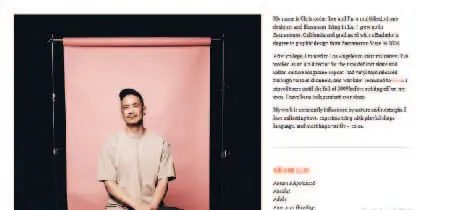 Fotografía de un hombre con camisa beige sobre fondo rosado en la web The Beast is Back