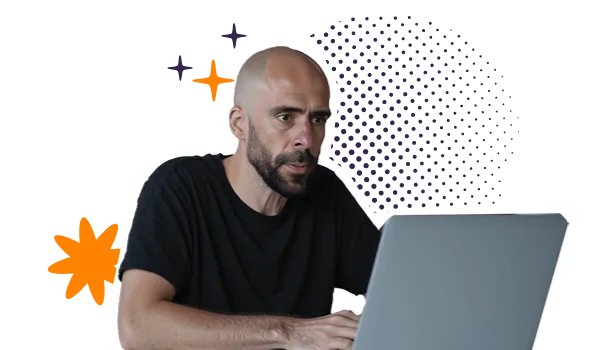 Álvaro Torres trabajando en su portátil, desarrollando webs de alquiler