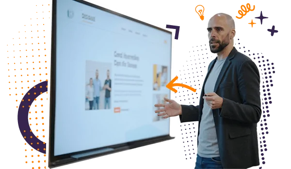 Álvaro Torres explicando proyecto web en pizarra digital