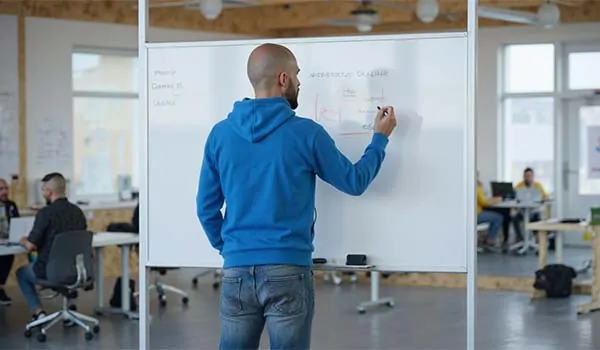 Álvaro Torres dibujando un esquema de web en una pizarra