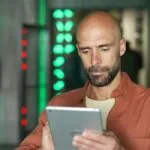 Álvaro Torres analizando el ticket medio de un ecommerce en su portátil