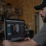 Álvaro Torres editando un vídeo en un portátil con subtítulos en pantalla