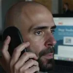 Álvaro Torres llamando por teléfono mientras mira una web con error