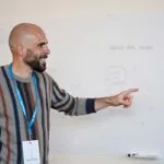 Álvaro Torres señalando en una pizarra cuántos usuarios abandonan por barreras de accesibilidad