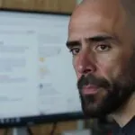 Álvaro Torres revisando Google Search Console con gesto de duda frente al ordenador