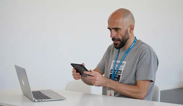 Álvaro Torres haciendo fotos a un producto con el móvil sobre una mesa