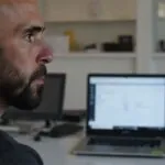 Álvaro Torres revisando actualizaciones de un plugin en WordPress con gesto preocupado