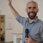 Álvaro Torres celebrando la obtención de un nuevo enlace de un medio relevante