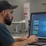 Álvaro Torres observando una gráfica con caída de tráfico en su portátil