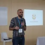 Álvaro Torres mostrando un plan por fases en la pantalla de su portátil